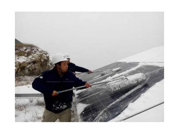 下雪天光伏電站荷載超標(biāo)，極易引發(fā)坍塌，速清理積雪